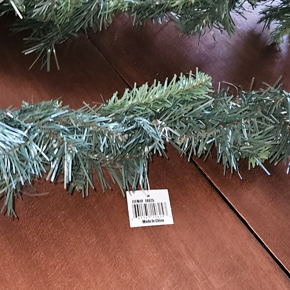 Craft Garland from Santas Workshop Holiday Winter Christmas. 9' Sections